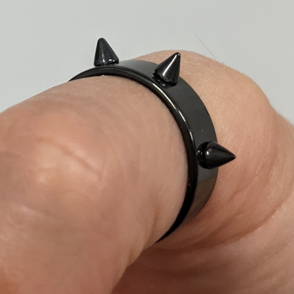 Black Rivet/Stud Ring Size 7 New - Picture 6 of 7